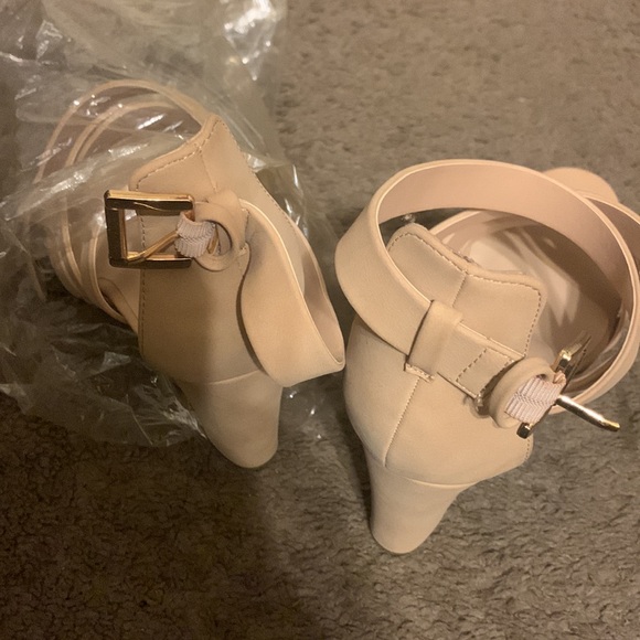 Strapy heel - Picture 2 of 3